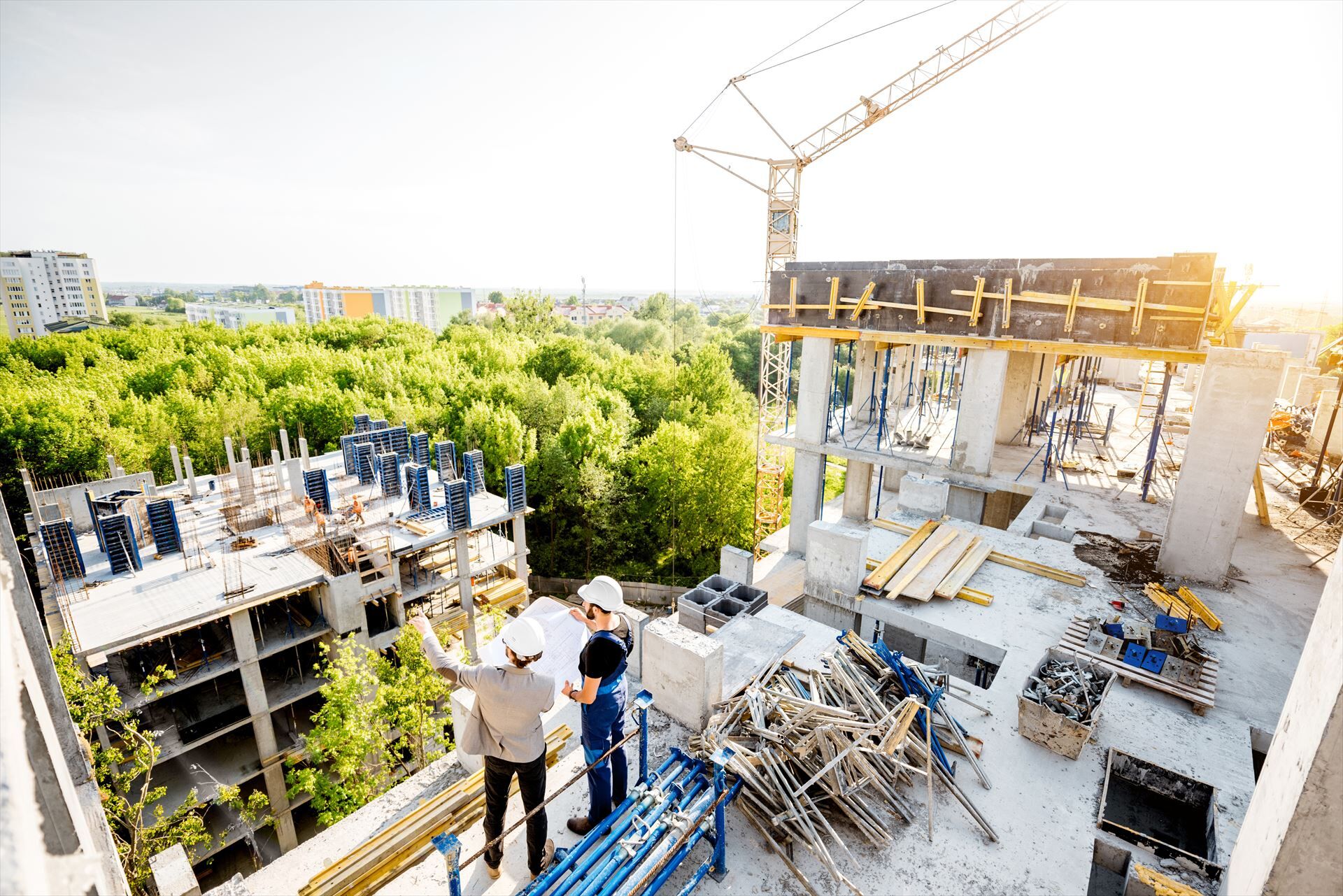 建設中のビルで打ち合わせ中のスタッフ